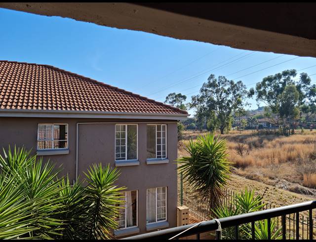 2 BEDROOM SECTIONAL TITLE RENTED IN PIERRE VAN RYNEVELD